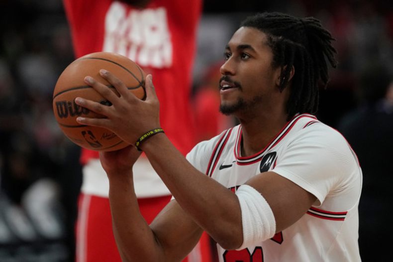 ARCHIVO - Jaden Ivey, de los Bulls de Chicago, calienta previo al juego de baloncesto de la NBA en contra de los Raptors de Toronto, el jueves 19 de febrero de 2026, en Chicago. (AP Foto/Erin Hooley, Archivo)