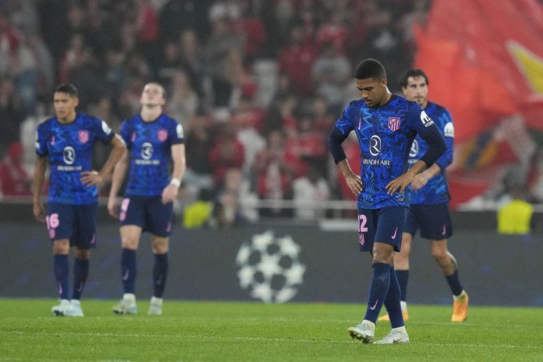 Los jugadores del Atlético de Madrid se lamentan tras caer ante el Benfica de Portugal por 4-0 en un partido de la Liga de Campeones, el miércoles 2 de octubre de 2024 (AP Foto/Armando Franca)