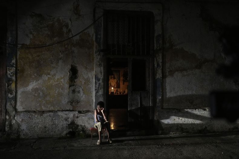 ARCHIVO - Otro residente de La Habana mata el tiempo el 19 de octubre de 2024, durante un apagón tras la falla de una de las principales centrales eléctricas de Cuba, mientras la escasez en todo el país alimenta la emigración masiva, protestas ocasionales y represión gubernamental. (AP Foto/Ramón Espinosa, Archivo)