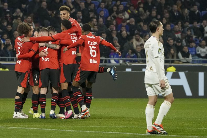 Martin Terrier festeja con sus compañeros de Rennes, tras anotar el tercer tanto ante Lyon, en un partido de la liga francesa, disputado el viernes 26 de enero de 2024 (AP Foto/Laurent Cipriani)