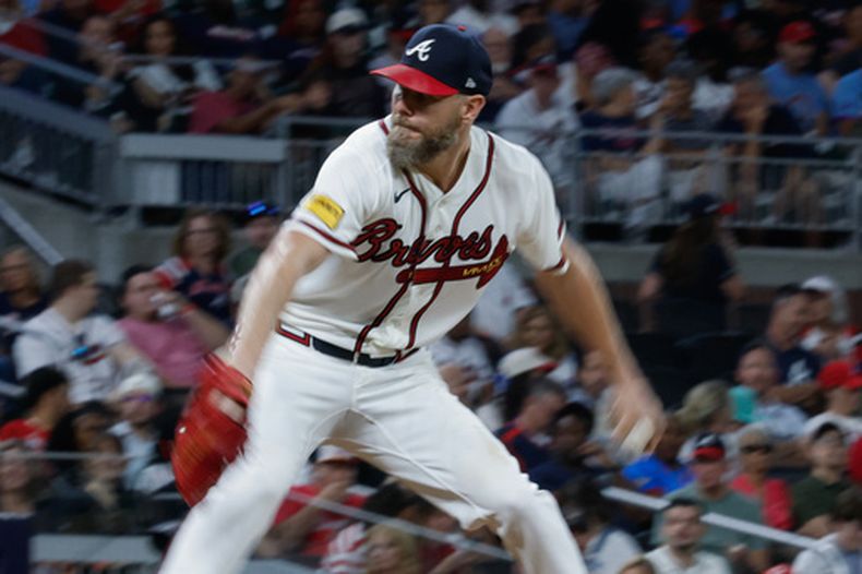 El lanzador de los Bravos de Atlanta, Chris Sale (51), realiza un lanzamiento hacia un bateador de los Rojos de Cincinnati durante la sexta entrada de un partido de béisbol, el 23 de septiembre de 2026, en Atlanta. (Foto AP/Erik S. Lesser)