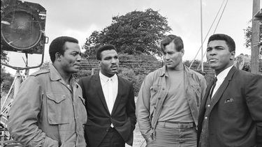 ARCHIV0 - Foto del 5 de agosto de 1966, Muhammad Ali visita el set de la película The Dirty Dozen con Jim Brown, Rahaman Ali y Clint Walker en Morkyate, Bedfordshire, Inglaterra. (AP Foto/Archivo)