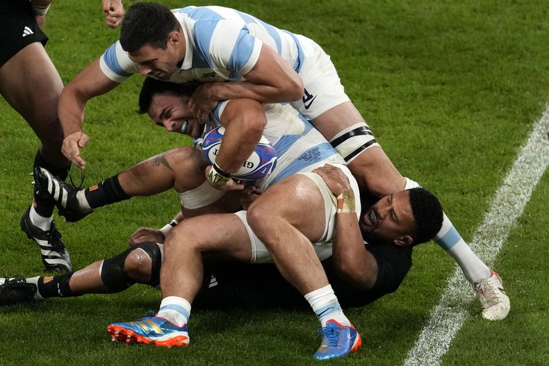 Ardie Savea de Nueva Zelanda taclea a Facundo Isa de Argentina en el encuentro de semifinales de la Copa Mundial de Rugby en el Estadio de Francia el viernes 20 de octubre del 2023. (AP Foto/Themba Hadebe)