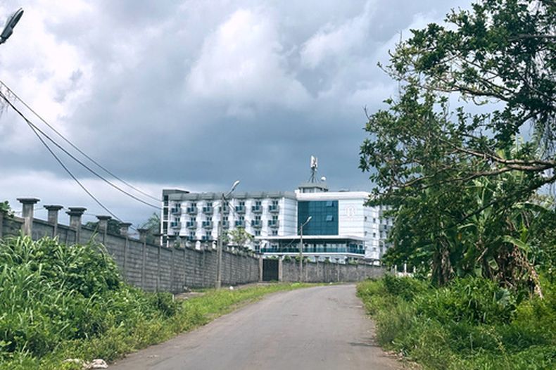 ARCHIVO – El hotel Bamy, que se utiliza para detener a migrantes, el 22 de abril de 2026, en Malabo, Guinea Ecuatorial. (AP Foto/Monika Pronczuk, Archivo)