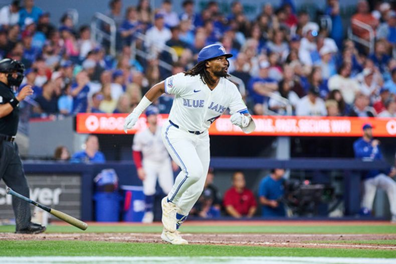 Charles McAdoo, de los Azuloejos de Toronto, corre las bases después de batear un cuadrangular en la quinta entrada del juego de béisbol de Grandes Ligas ante los Medias Rojas de Boston, el lunes 10 de agosto de 2026, en Toronto. (Sammy Kogan/The Canadian Press via AP)