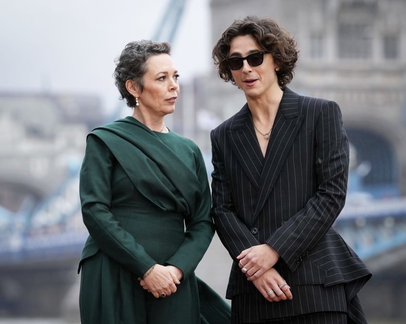Olivia Colman, izquierda, y Timothee Chalamet posan a su llegada a una sesión fotográfica de Wonka en Londres, el lunes 27 de noviembre de 2023. (Foto Scott Garfitt/Invision/AP)