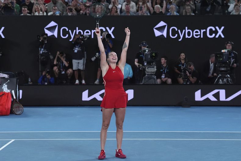 Aryna Sabalenka celebra su victoria sobre Zheng Qinwen en la final femenina del Abierto de Australia, en Melbourne Park, Melbourne, Australia, el 27 de enero de 2024. (AP Foto/Andy Wong)