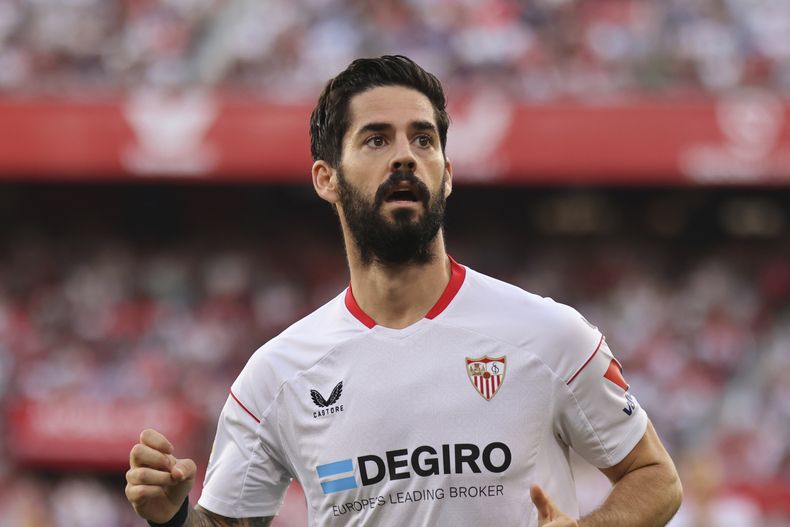 ARCHIVO - Foto del 29 de octubre del 2022, Isco Alarcón del Sevilla en el encuentro ante el Rayo Vallecano en la liga española. El viernes 17 de mayo del 2024, Isco tiene una fractura en el peroné y no podrá ser convocado a la selección que disputará la Euro 2024. (AP Foto/Jose Luis Contreras Navarro, Archivo)