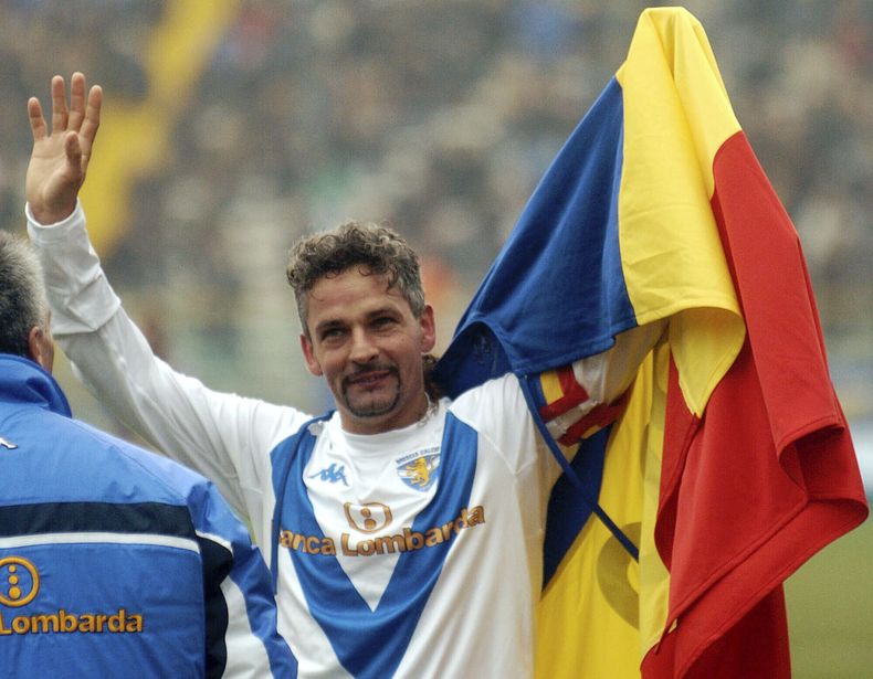 ARCHIVO - La estrella de fútbol del Brescia, Roberto Baggio, celebra después de anotar durante el partido de fútbol de la primera división italiana entre el Parma y el Brescia en el estadio Tardini en Parma, Italia, el 14 de marzo de 2004. (AP Photo/Marco vasini, Archivo)