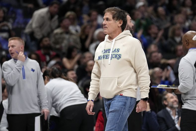El dueño de los Mavericks de Dallas Mark Cuban camina a su asiento durante el encuentro de su equipo ante los Rockets de Houston el martes 28 de noviembre del 2023. (AP Foto/Tony Gutierrez)