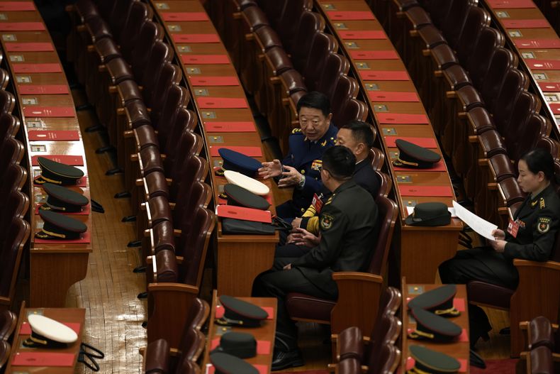 ARCHIVO - Delegados militares charlan antes de la sesión de cierre del Congreso Popular Nacional en el Gran Salón del Pueblo de Beijing, el lunes 11 de marzo de 2024. Medios estatales chinos dijeron el jueves 13 de junio de 2024 que un aficionado a la historia había encontrado una serie de documentos confidenciales relacionados con el ejército del país en una pila de papeles viejos que compró por menos de un dólar. (AP Foto/Ng Han Guan, Archivo)