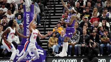 El escolta del Jazz de Utah Jordan Clarkson (00) dispara mientras James Wiseman (13) y Kevin Knox II (24) de los Pistons de Detroit defienden durante la segunda mitad del partido de baloncesto de la NBA el miércoles 3 de enero de 2024, en Salt Lake City. (AP Foto/Rick Bowmer)