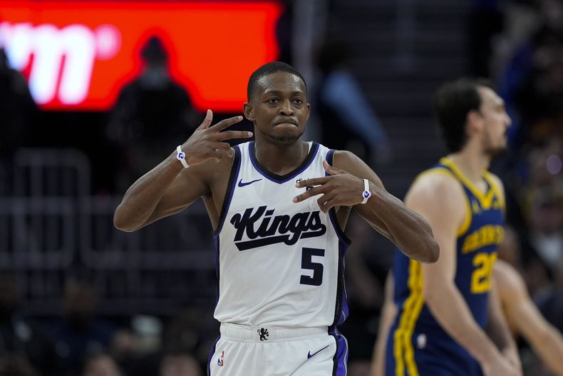 DeAaron Fox, de los Kings de Sacramento, festeja tras encestar ante los Warriors de Golden State, en el encuentro del jueves 25 de enero de 2024 (AP Foto/Godofredo A. Vásquez)