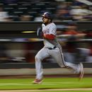El dominicano Jeimer Candelario, de los Nacionales de Washington, anota en el juego del sábado 29 de julio de 2023, ante los Mets de Nueva York (AP Foto/Frank Franklin II)