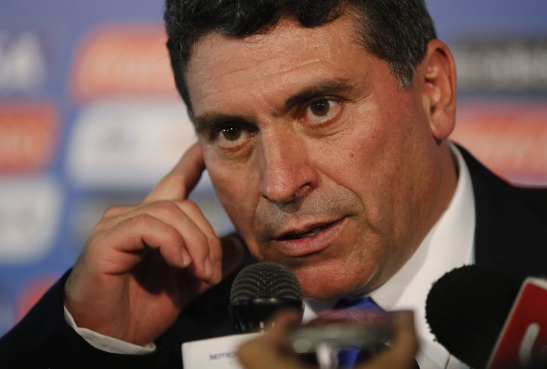 El t&eacute;cnico colombiano de Honduras, Luis Fernando Su&aacute;rez, responde a la prensa en una conferencia posterior al sorteo mundialista realizado el viernes 6 de diciembre de 2013 en Costa do Sauipe, Brasil (AP foto/V&iacute;ctor R. Caivano)