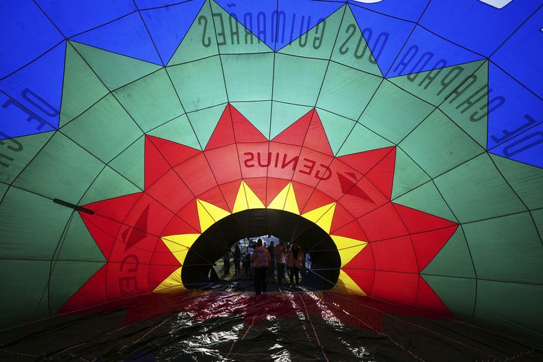 Un globo aerostático se infla parcialmente mientras se prepara para una carrera del Campeonato Mundial de Globos Aerostáticos en Colonia Yguazú, Paraguay, el viernes 29 de agosto de 2025. (AP Foto/Jorge Sáenz)