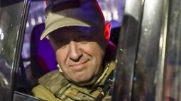Yevgeny Prigozhin, jefe del grupo mercenario ruso Wagner, a bordo de un vehículo militar en Rostov del Don, en el sur de Rusia, el 24 de junio de 2023. (AP Foto, Archivo)