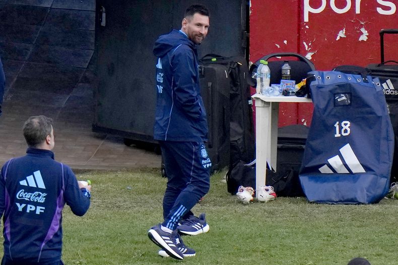 El delantero argentino Lionel Messi camina después del entrenamiento de la selección en La Paz, Bolivia, el lunes 11 de septiembre de 2023. Argentina enfrenta a Bolivia en las eliminatorias rumbo a la Copa del Mundo de 2026, en La Paz, el martes. (AP Foto/Juan Karita)