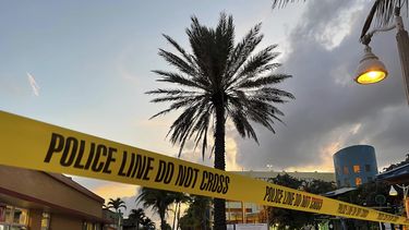 Un perímetro policial limita la zona donde se produjo un tiroteo cerca del paseo marítimo de Hollywood en Hollywood, Florida, el lunes 29 de mayo de 2023. (Mike Stocker/South Florida Sun-Sentinel via AP)