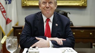 Trump analiza pauta de combustible renovable con senadores