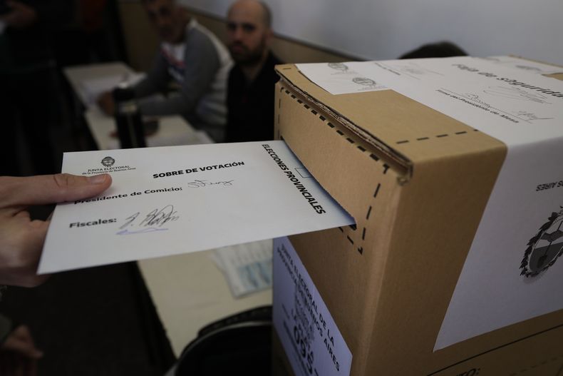Un votante emite su voto durante las elecciones legislativas provinciales en La Plata, Argentina, el domingo 7 de septiembre de 2025. (AP Foto/Gustavo Garello)