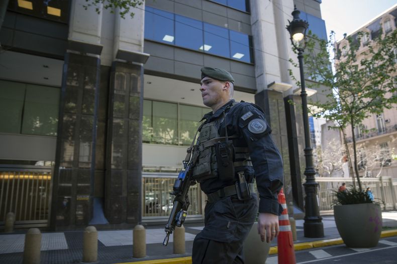 Un agente de policía de una unidad especializada pasa por el edificio que alberga a la embajada de Israel después de una amenaza de bomba en Buenos Aires, Argentina, el miércoles 18 de octubre de 2023. Las embajadas de Israel y de Estados Unidos recibieron amenazas de bomba el miércoles por la mañana y según la policía ambas fueron falsas alarmas. (AP Foto/Víctor R. Caivano)
