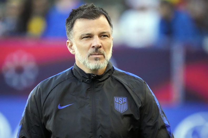 ARCHIVO - Anthony Hudson, técnico de la selección de Estados Unidos, espera el inicio de un partido amistoso ante Colombia, el sábado 28 de enero de 2023, en Carson, California (AP Foto/Marcio José Sánchez)