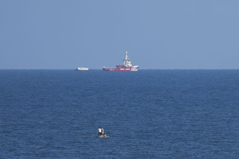 Un barco de la ONG Open Arms se acerca a la costa de Gaza remolcando una barcaza con 200 toneladas de ayuda humanitaria, el 15 de marzo de 2024. (AP Foto/Abdel Kareem Hana)