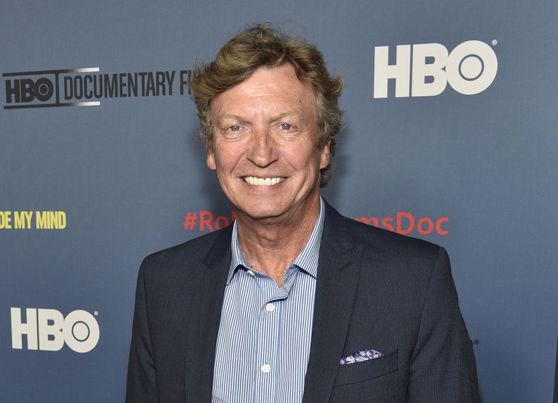 ARCHIVO - Nigel Lythgoe llega al estreno en Los Ángeles de Robin Williams: Come Inside My Mind el 27 de junio de 2018. (Foto Chris Pizzello/Invision/AP, archivo)