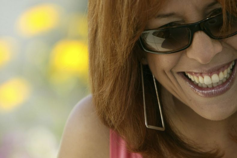 ARCHIVO - La cantante y compositora cubana Albita Rodríguez sonríe durante una entrevista en Nueva York, el 29 de julio de 2004. (Foto AP/Mary Altaffer, archivo)