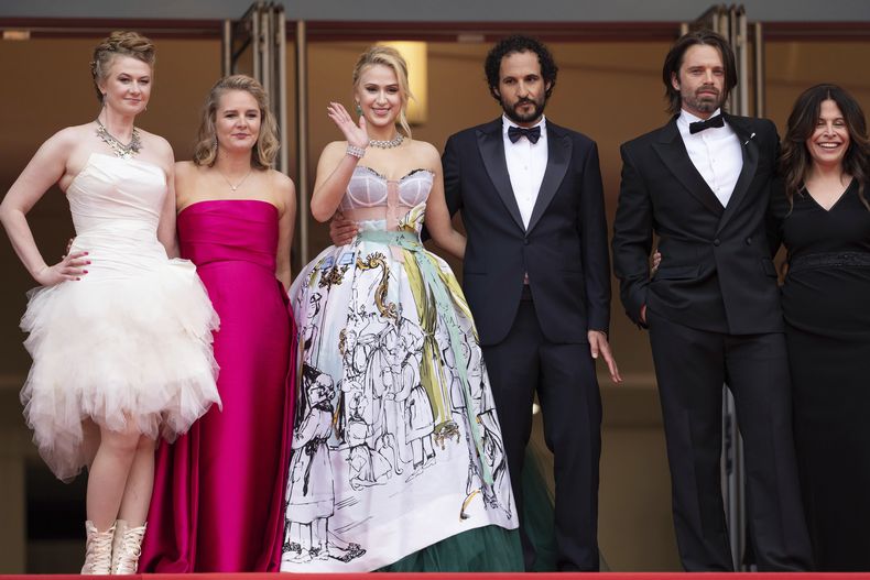 ARCHIVO - Julianne Forde, de izquierda a derecha, Ruth Treacy, Maria Bakalova, el director Ali Abbasi, Sebastian Stan y Amy Baer posan a su llegada al estreno de la película The Apprentice en el 77º festival internacional de cine de Cannes, en el sur de Francia, el 20 de mayo de 2024. (Foto Scott A Garfitt/Invision/AP, archivo)