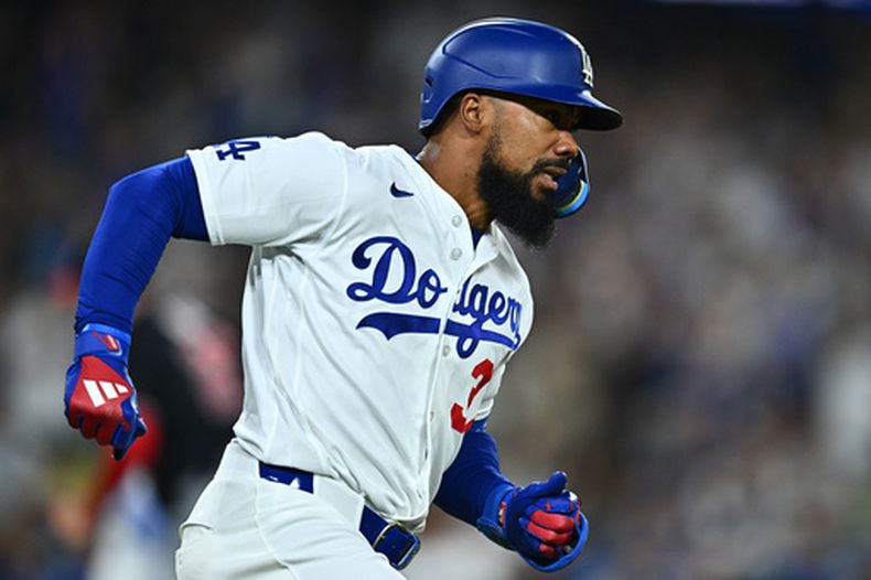 El dominicano Teoscar Hernández, de los Dodgers de Los Ángeles corre luego de pegar un doble productor ante los Nacionales de Washington, el viernes 4 de septiembre de 2026 (AP Foto/William Liang)