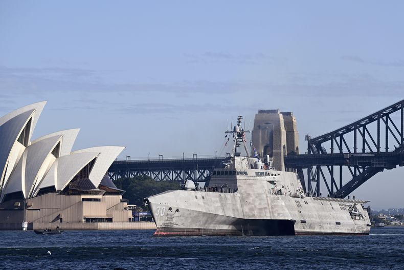 El USS Canberra (LCS-30) pasa frente a la casa de ópera de Sydney a su llegada a la base de la Fuerza Naval Real Australiana, en Sydney, el martes 18 de julio de 2023. (Dan Himbrechts/AAP Image vía AP)