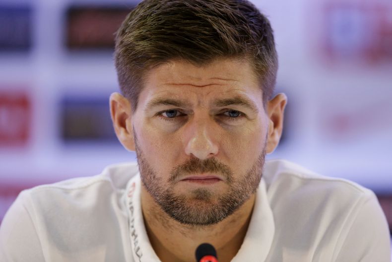 Steven Gerrard hablando en una conferencia de prensa en R&iacute;o de Janeiro el 22 de junio del 2014. El capit&aacute;n de Inglaterra, de 34 a&ntilde;os, anunci&oacute; que no volver&aacute; a jugar con la selecci&oacute;n. (AP Photo/Matt Dunham, File)