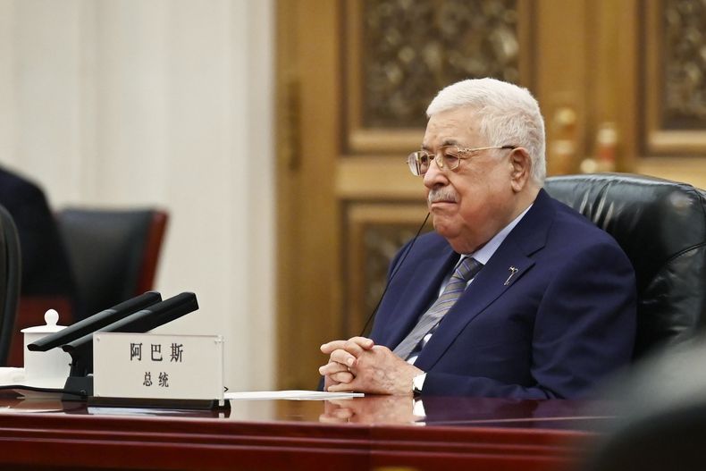 El presidente palestino Mahmud Abbas asiste a una reunión con el premier chino Li Qiang en el Gran Salón del Pueblo en Beijing, 15 de junio de 2023. (Jade Gao/Pool Photo via AP)