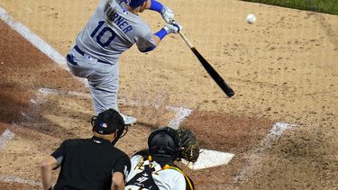 Turner batea 3 de los 8 dobles de Dodgers en Pittsburgh