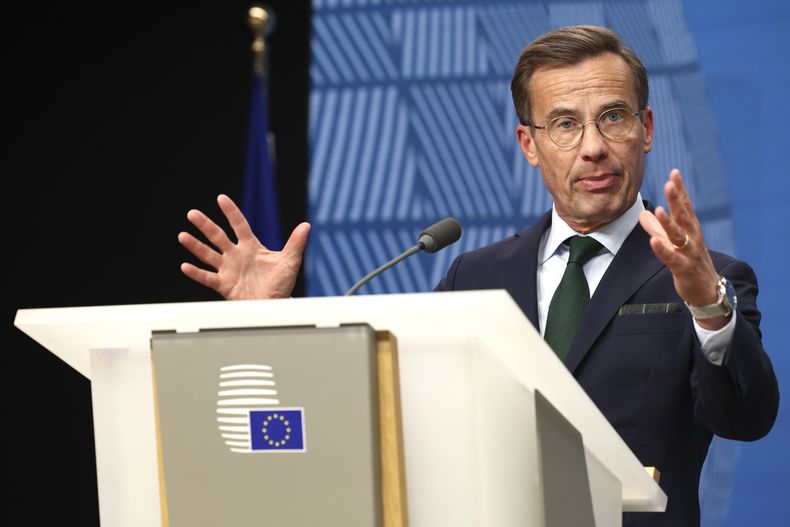 El primer ministro de Suecia, Ulf Kristersson, habla durante la conferencia de prensa de una cumbre de la UE en Bruselas, el viernes 30 de junio de 2023. (AP Foto/Geert Vanden Wijngaert)