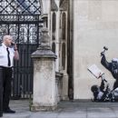 Fotografía sin fecha publicada por Banksy de la nueva obra de arte del artista que retrata a un juez golpeando a un manifestante con un mazo en los Tribunales Reales de Justicia de Londres. (Banksy via AP)