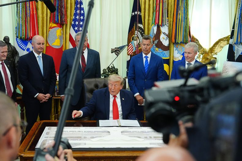 El presidente Donald Trump en el Despacho Oval de la Casa Blanca para hablar sobre el proyecto de remodelación del Aeropuerto Internacional Dulles, el 29 de julio de 2026, en Washington. (AP Foto/Julia Demaree Nikhinson)