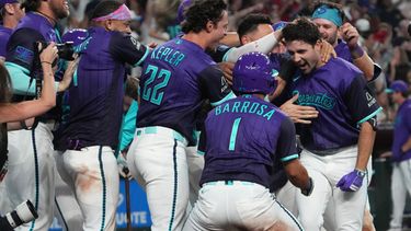 Ryan Waldschmidt, jardinero central de los Diamondbacks de Arizona, festeja tras conectar un jonrón ante los Dodgers de Los Ángeles, el viernes 7 de agosto de 2026 (AP Foto/Rick Scuteri)