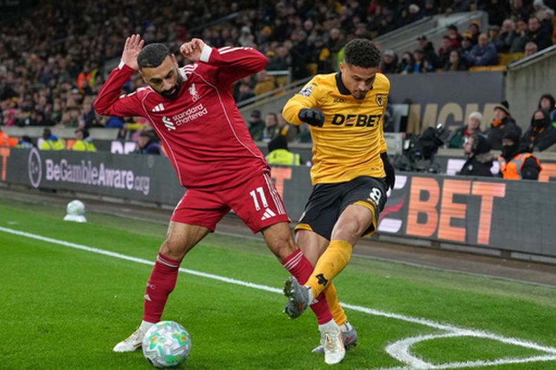 ARCHIVO - Foto del 3 de marzo del 2026, Joao Gomes del Wolverhampton le quita el balón a Mohamed Salah del Liverpool durante un encuentro de la Liga Premier. (AP Foto/Dave Shopland, Archivo)