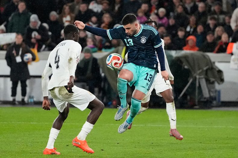 El alemán Deniz Undav (13) controla el balón durante el partido amistoso de fútbol entre las selecciones de Alemania y Ghana el lunes 30 de marzo de 2026, en Stuttgart, Alemania. (AP Foto/Matthias Schrader)