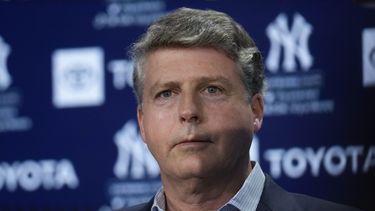 ARCHIVO - el 21 de diciembre del 2022, el dueño de los Yanquis de Nueva York Hal Steinbrenner en conferencia de prensa en el Estadio de los Yanquis. (AP Foto/Seth Wenig, Archivo)