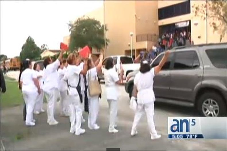 Empleados sindicalizados de una escuela de Hialeah protestan junto a los choferes de autobuses escolares de la ciudad por significativos descuentos en sus sueldos.