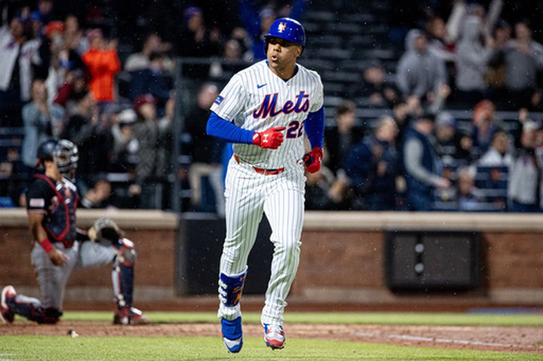 Juan Soto (22) de los Mets de Nueva York luego de batear un jonrón ante los Nacionales de Washington, el martes 28 de abril de 2026, en Nueva York. (AP Foto/Angelina Katsanis)