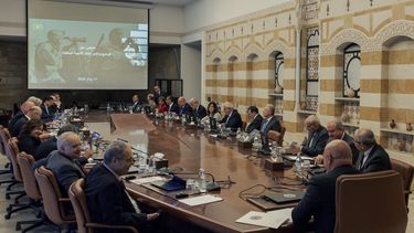 En esta imagen, distribuida por la presidencia de Líbano, el presidente del país, Joseph Aoun (centro, en primer plano), y el primer ministro, Nawaf Salam (derecha), presiden una reunión del gobierno en el Palacio Presidencial, al este de Beirut, Líbano, el 17 de abril de 2025. (Oficina de prensa de la Presidencia de Líbano vía AP)