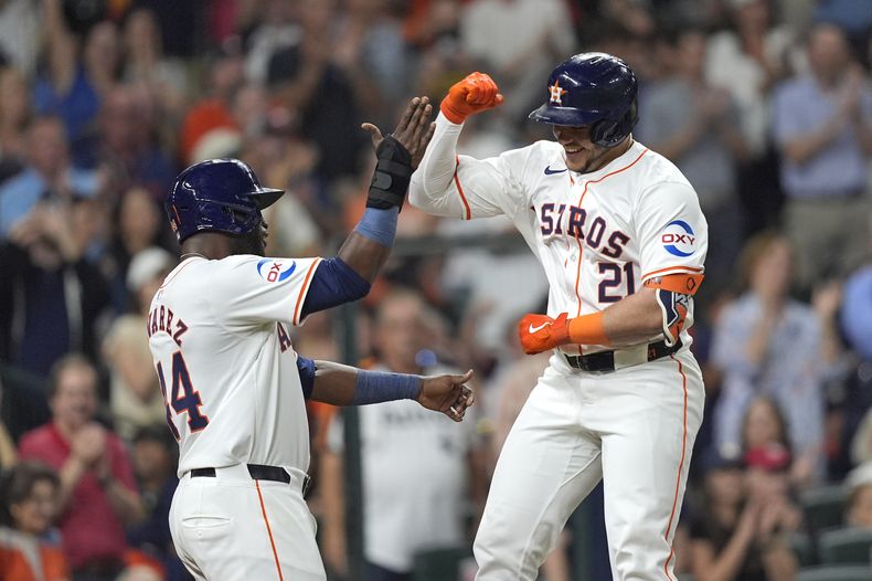 El dominicano de los Astros de Houston Yainer Diaz celebra con su compañero, el cubano Yordan Alvarez tras anotar con un jonrón en la tercera entrada ante Cardenales de San Luis el martes 4 de junio del 2024. (AP Foto/David J. Phillip)