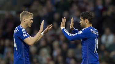 americateve | Diego Costa (derecha), del Chelsea, festeja con su compa&ntilde;ero Andre Schurrle luego de anotar frente al Burnley en un encuentro de la Liga Premier inglesa disputado el lunes 18 de agosto de 2014  (AP Foto/Jon Super)