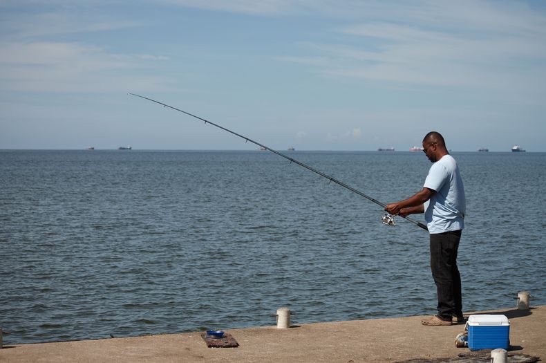 Un hombre pesca en Cocorite, Trinidad y Tobago, el viernes 3 de octubre de 2025. (AP Foto/Anselm Gibbs)