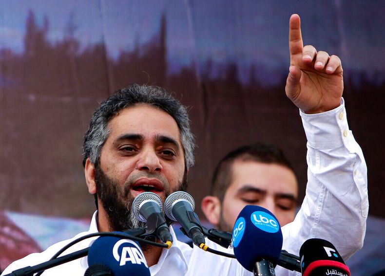 ARCHIVO — La estrella del pop libanesa Fadel Shaker pronuncia un sermón en apoyo de los combatientes rebeldes y los refugiados sirios tras el rezo del viernes, en Beirut, Líbano, el 8 de febrero de 2013. (AP Foto/Bilal Hussein, archivo)